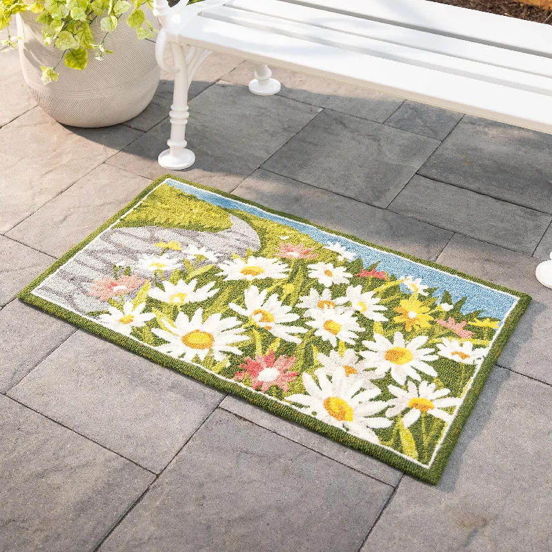 <span>Indoor/Outdoor Daisy Walk Hooked Polypropylene Accent Rug</span>