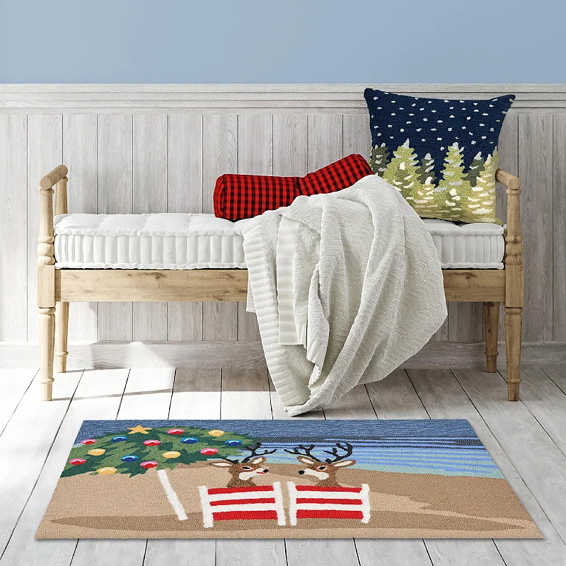 Indoor/Outdoor Hand-Hooked Beach Reindeer Accent Rug, 24" x 36"