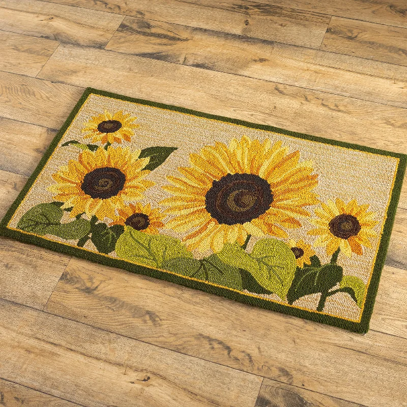 Indoor/Outdoor Sunflower Hooked Polypropylene Accent Rug