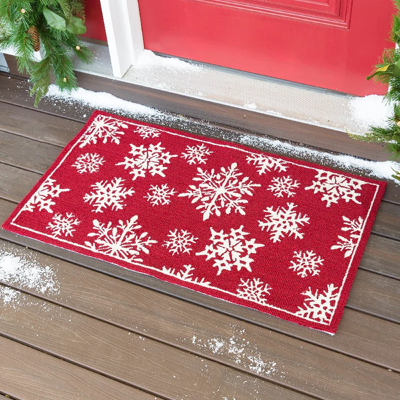 Indoor/Outdoor Snowflakes Holiday Hooked Accent Rug