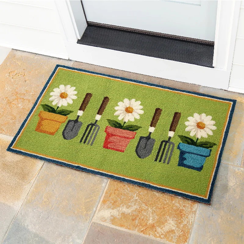 Indoor/Outdoor Hooked Polypropylene Garden Tools Accent Rug