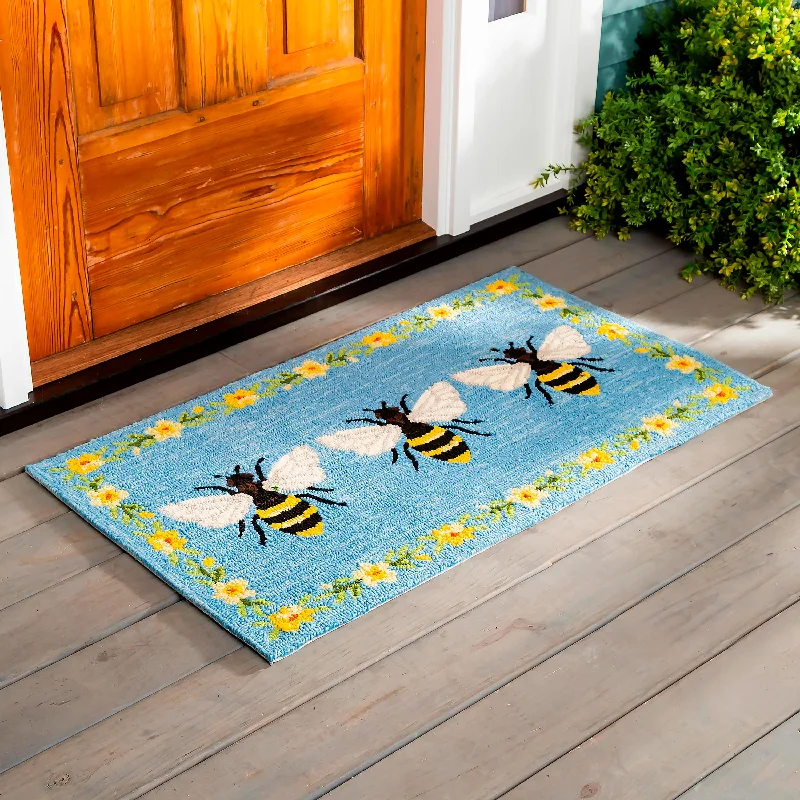 Indoor/Outdoor Bee Hooked Polypropylene Accent Rug